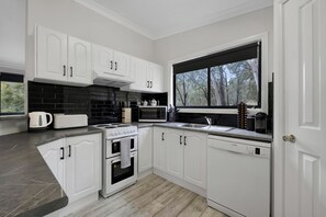 Basic House | Private kitchen | Full-size fridge, microwave, oven, stovetop - Green Tree Cottage - Your Innkeeper Mudgee (Erudgere)