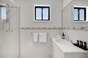 Casa básica | Baño | Regadera, secadora de cabello, papel de baño 