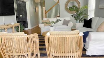 Télévision, livres, espaces bureaux