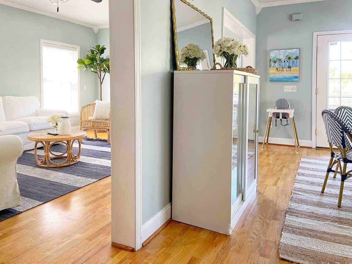 Una televisión, libros, una oficina