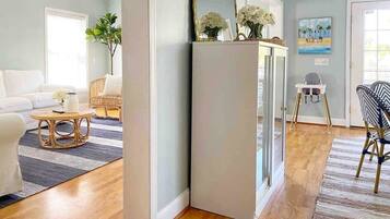 Una televisión, libros, una oficina