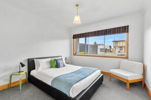 4 bedrooms, iron/ironing board, WiFi, bed sheets - Bayfront Bliss with Spa, Views and Fire (Portarlington)