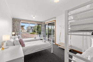 4 slaapkamers, een strijkplank/strijkijzer, wifi, beddengoed