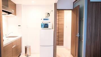 Arrocera, horno tostador, utensilios de cocina y artículos de limpieza