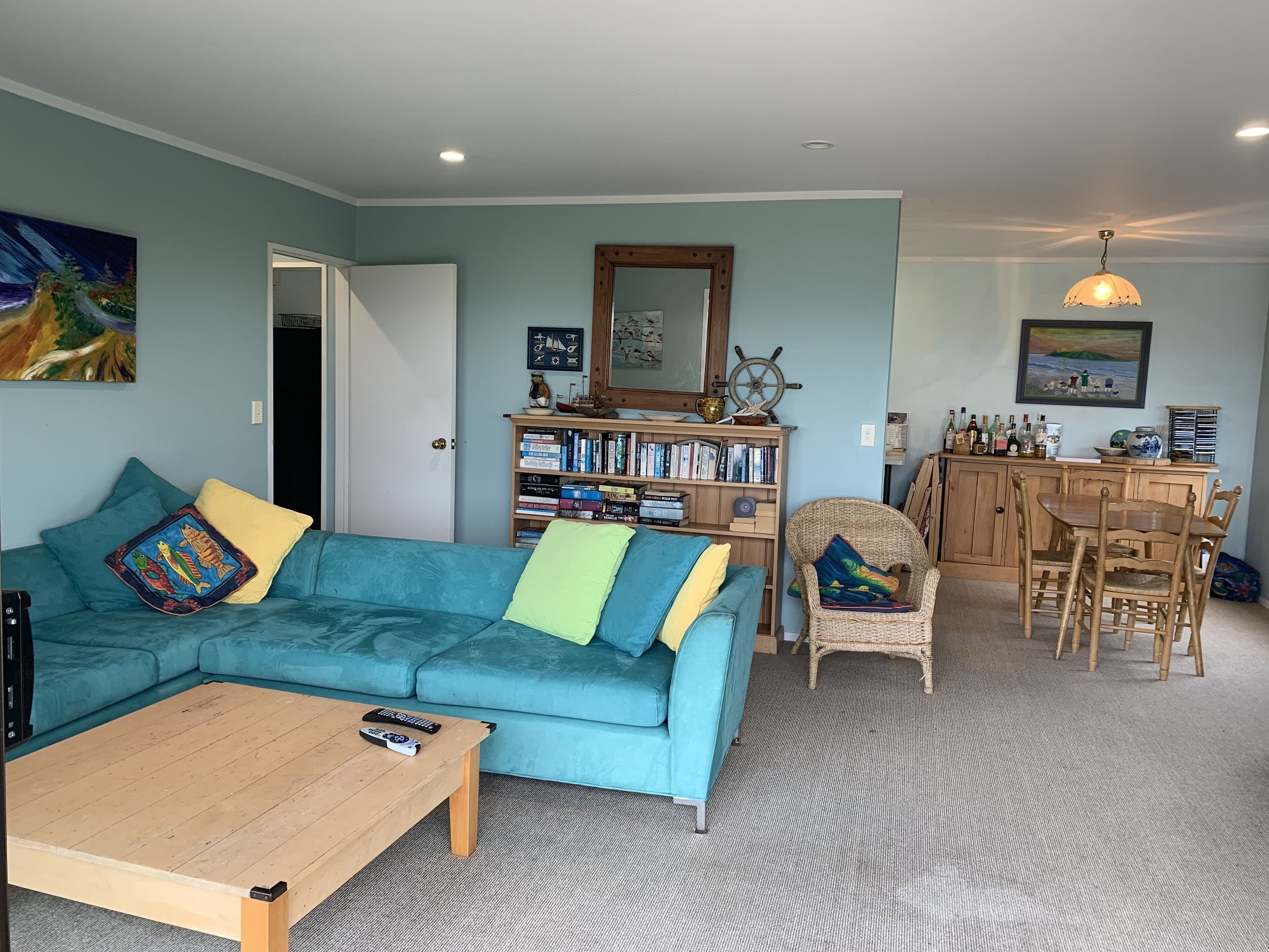 Télévision, lecteur de DVD, livres, chaîne hi-fi