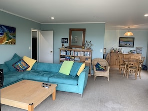 Télévision, lecteur de DVD, livres, chaîne hi-fi