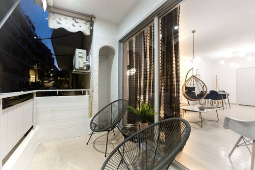 The White House, 2-BDR just steps from Marina Zeas