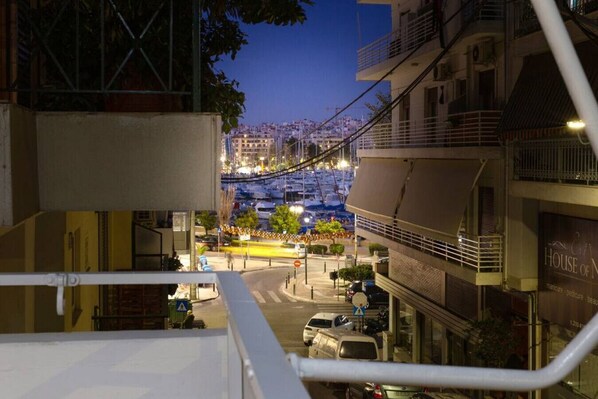 Property grounds - The White House, 2-BDR just steps from Marina Zeas (Pireas)