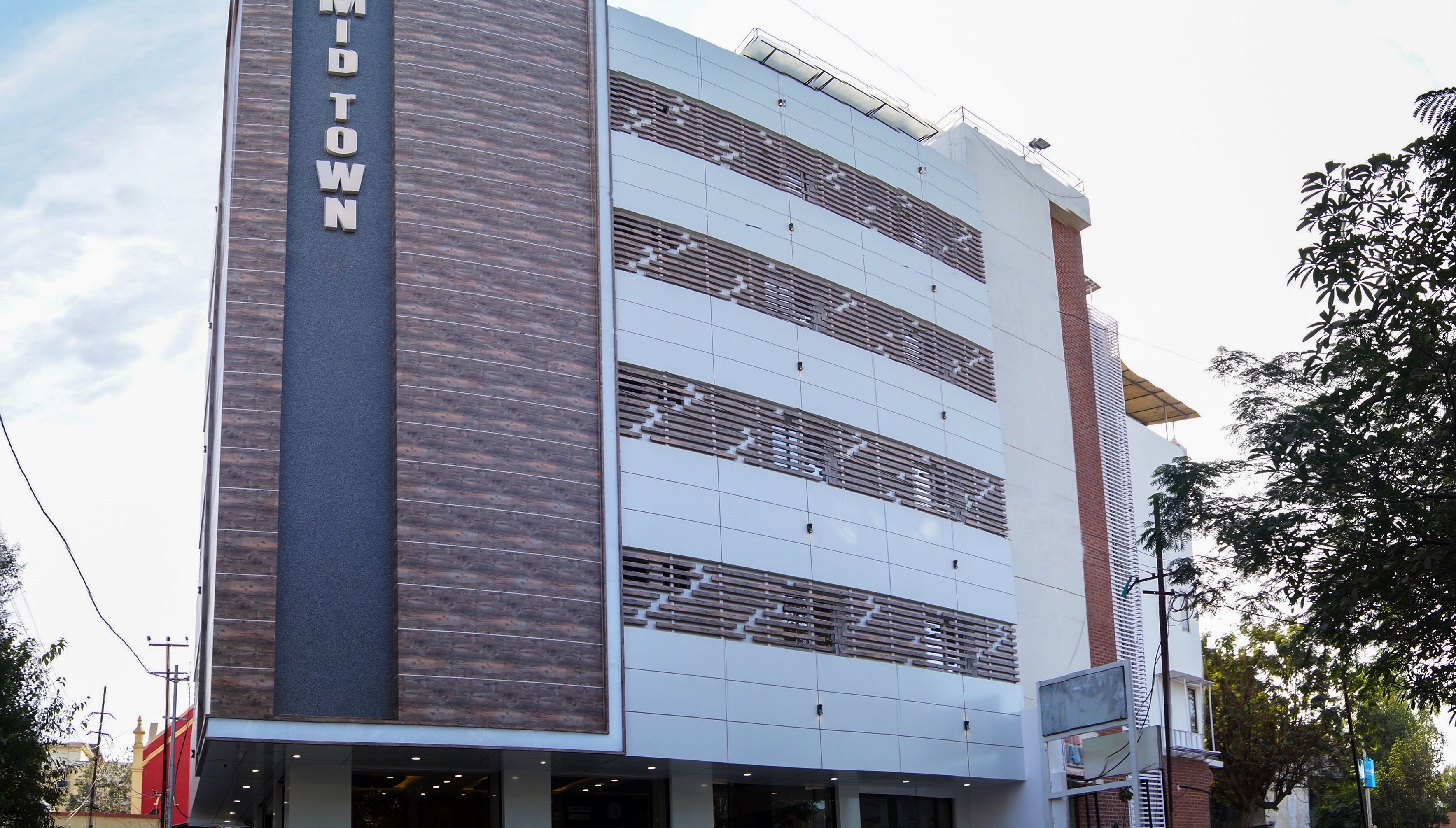 Um edifício de vários andares com uma placa de destaque que diz 