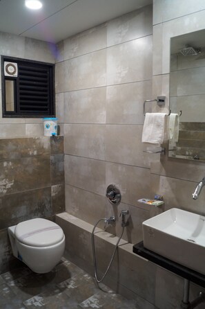 Ein Badezimmer mit Toilette, Dusche und Waschbecken.