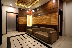 Lobby sitting area - Hotel Midtown (Vadodara)