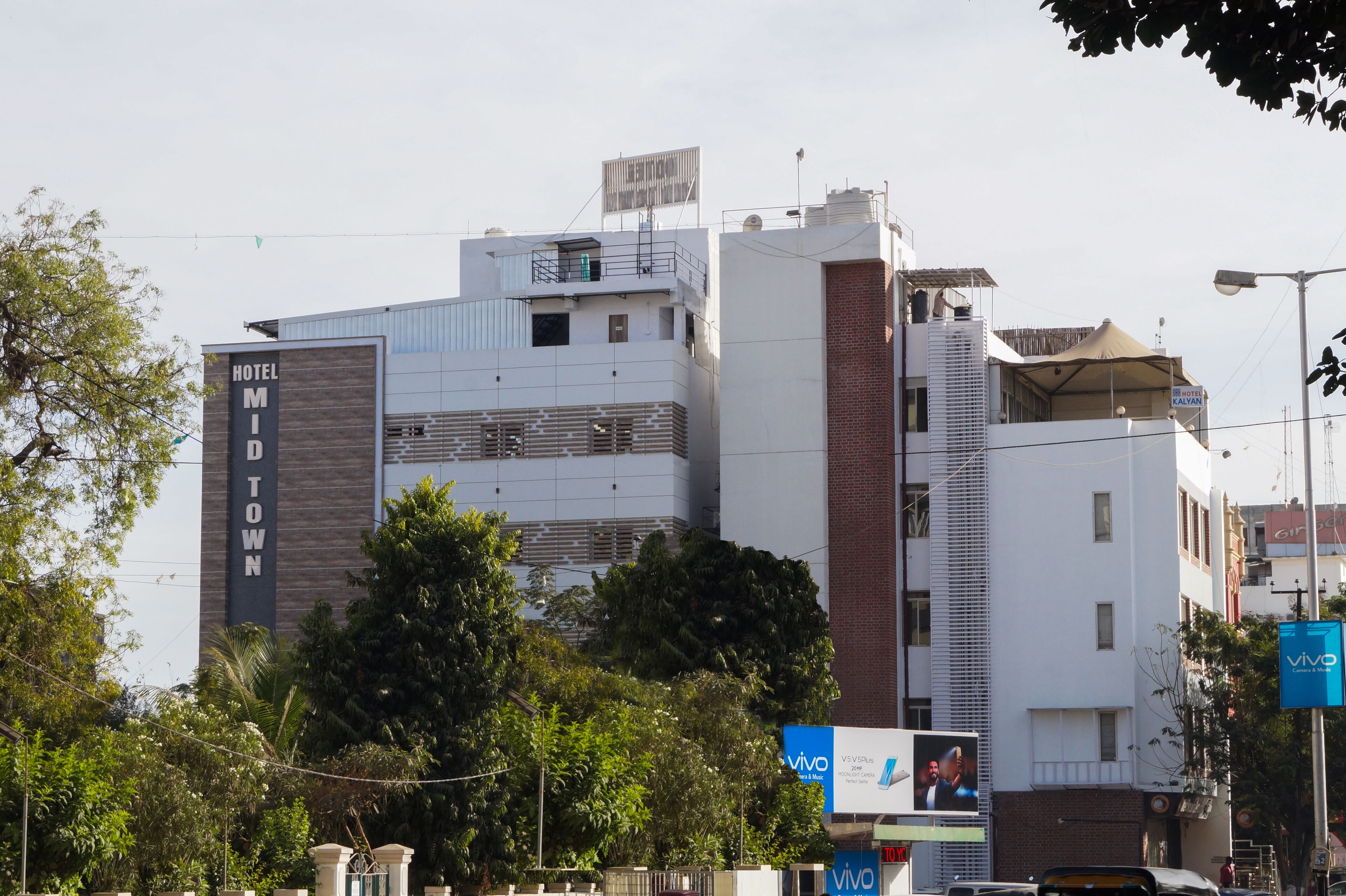 Un edificio de varios pisos con un letrero llamativo que dice 'Hotel Mir Town'.