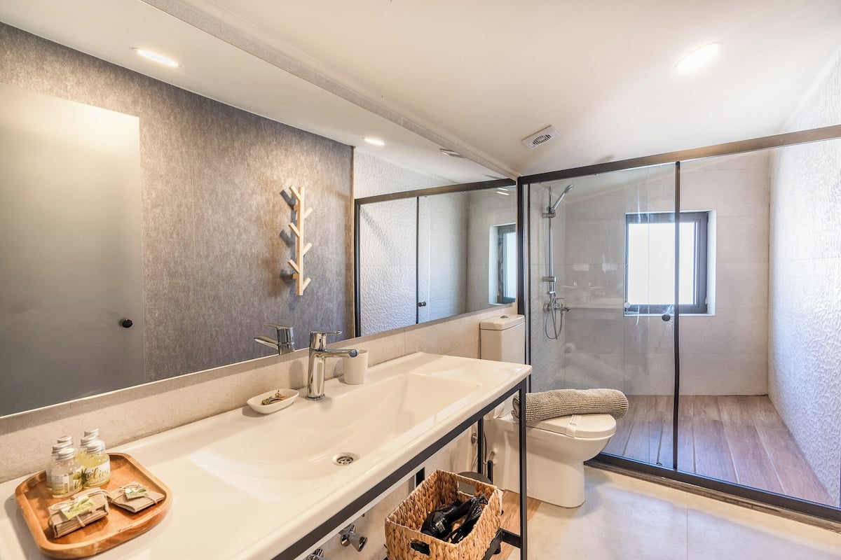 presidential penthouse, sea view | bathroom | shower, rainfall showerhead, hair dryer, slippers