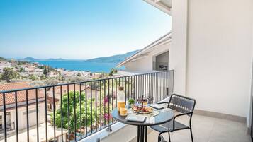 Dobbeltrom – deluxe, sjøutsikt | Balkong