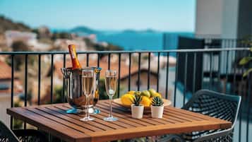 Suite Romantis, pemandangan laut | 1 kamar tidur, seprai katun Mesir, seprai premium, dan minibar