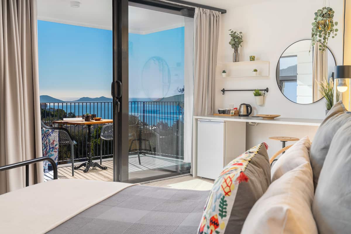 deluxe double room, sea view | 1 bedroom, egyptian cotton sheets, premium bedding, minibar