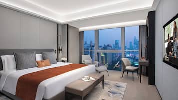 1 Bedroom Premier | 1 bedroom, in-room safe, desk, blackout curtains