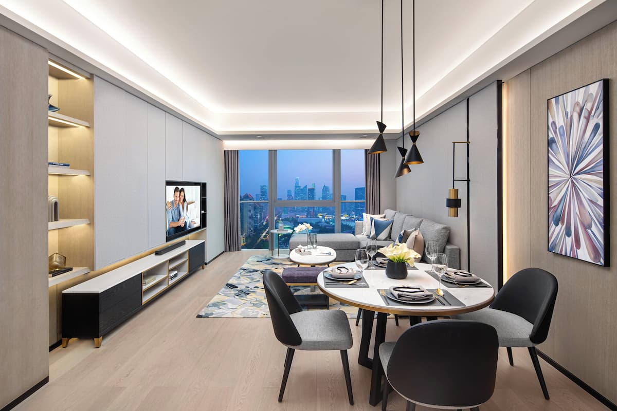 Una sala de estar moderna con comedor, ventanas amplias y vistas a la ciudad.