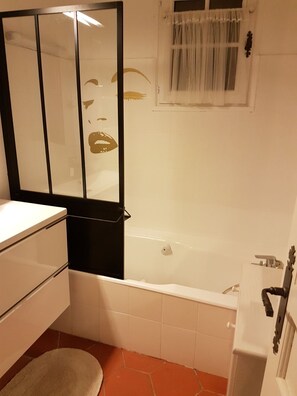 Duschwanne, Haartrockner, Handtücher, Toilettenpapier