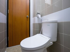 Superior Single Room | Bathroom | Shower, towels - Pondok Indah Homestay by ecommerceloka (Samarinda)