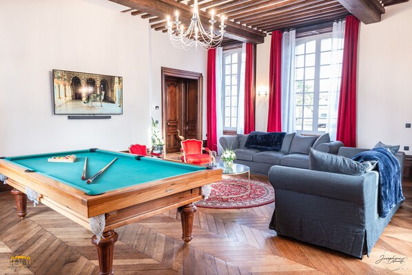 TV - Emma's suite at Château d'Hermival (Hermival-les-Vaux)