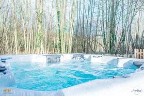 Outdoor spa tub - Emma's suite at Château d'Hermival (Hermival-les-Vaux)