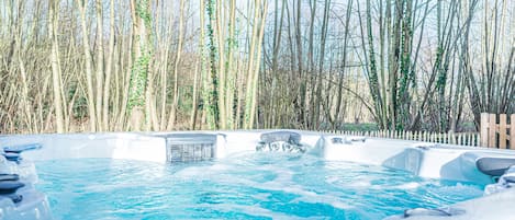 Outdoor spa tub