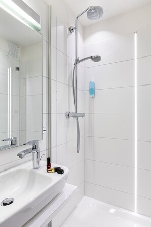 Yhden hengen huone | Kylpyhuone | Suihku, sadesuihkupää, hiustenkuivaaja, pyyhkeet