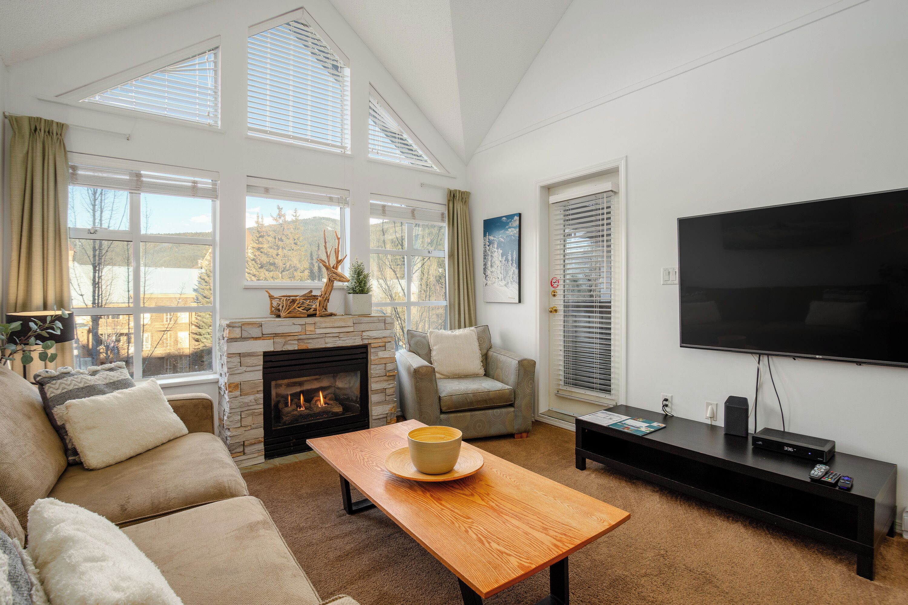 Televisie en een open haard