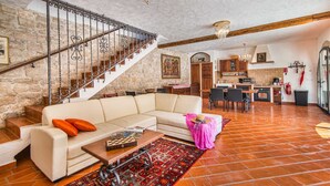 A living room with a sofa, coffee table, and a patterned rug. - Villa Marko (Vrsar)