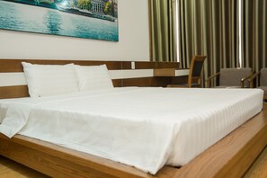 8 Schlafzimmer, Schreibtisch, WLAN