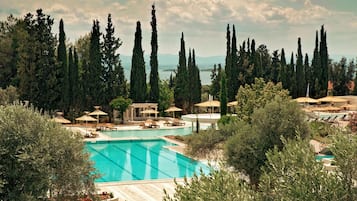 Hypo-allergenic bedding, in-room safe, desk, blackout drapes