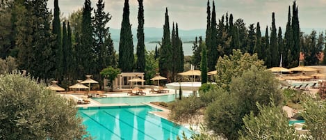 Seprai antialergi, brankas, meja kerja, dan tirai kedap cahaya