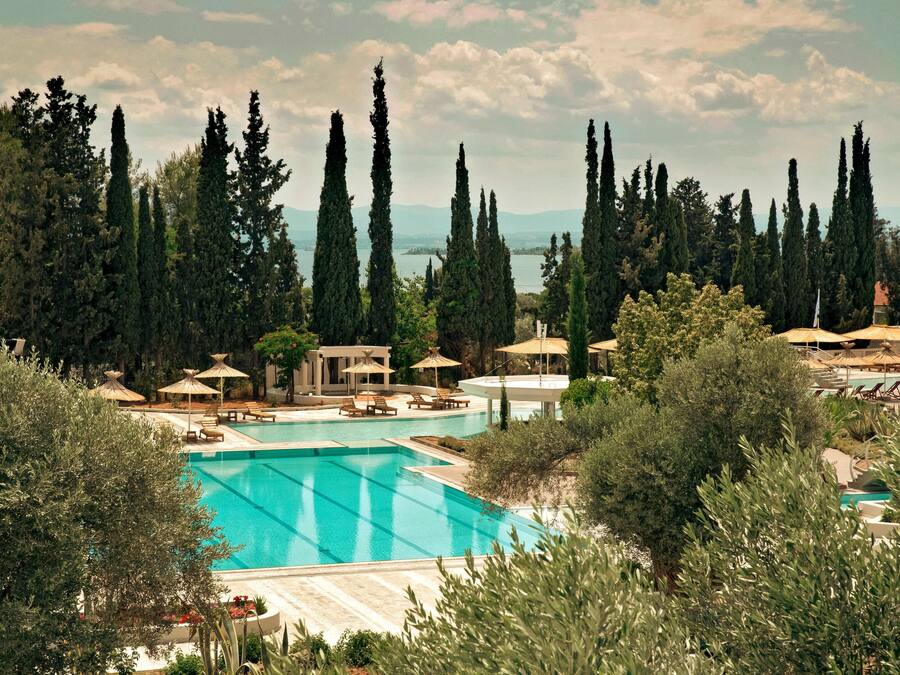 Hypo-allergenic bedding, in-room safe, desk, blackout curtains