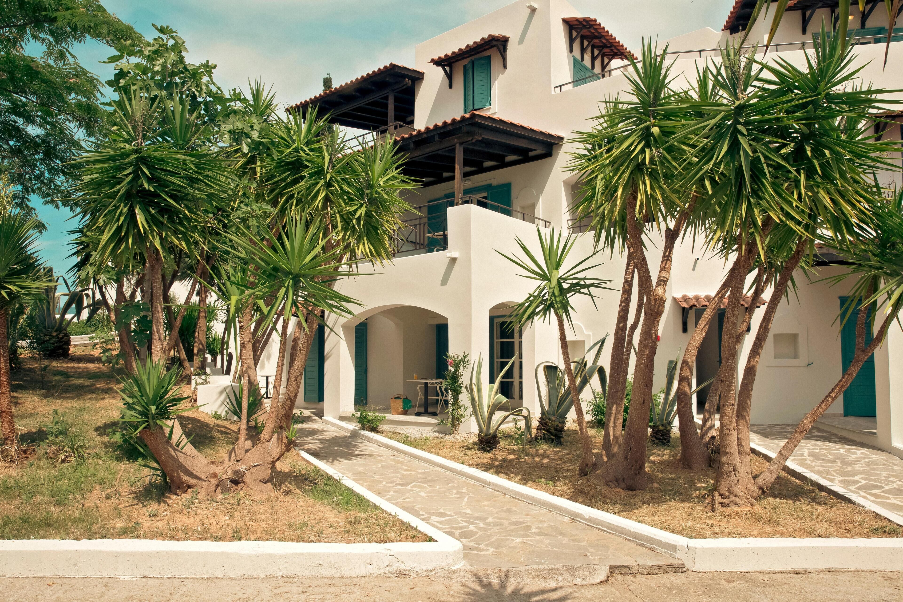 ملاءات للفراش لا تسبب الحساسية وخزنة داخل الغرفة ومكتب وستائر تعتيم