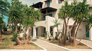 Ropa de cama hipoalergénica y caja de seguridad en la habitación