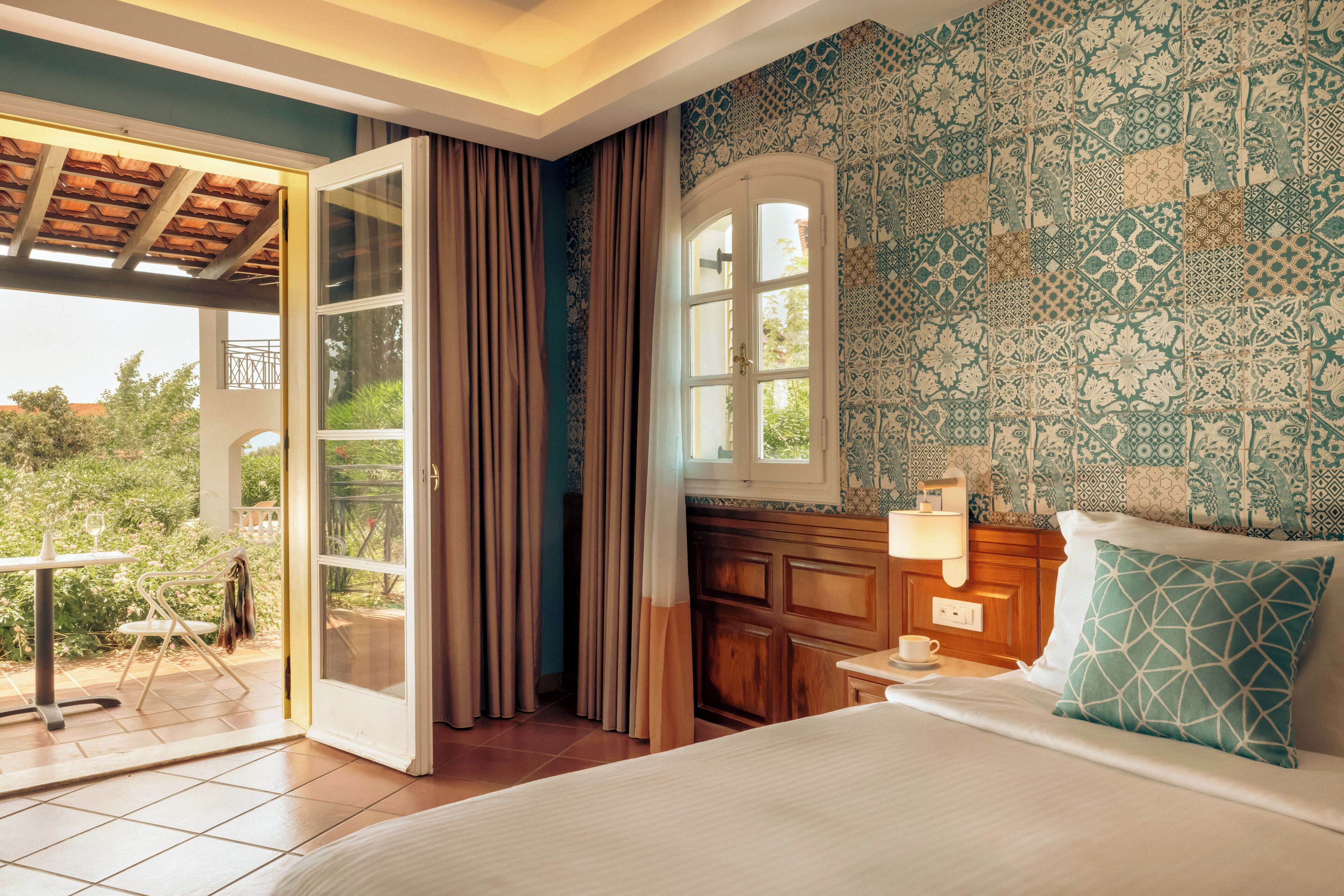 Family Suite Garden View Private Pool | Allergiatestatut vuodevaatteet, tallelokero huoneessa, työpöytä