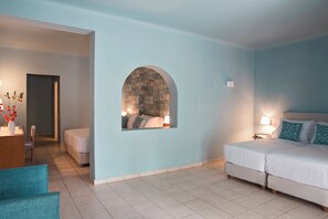 Family Bungalow Suite Garden View | Allergiatestatut vuodevaatteet, tallelokero huoneessa, työpöytä