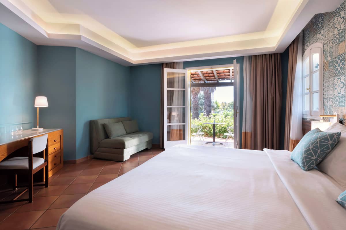 Family Bungalow Garden View | Hypo-allergenic bedding, in-room safe, desk, blackout curtains