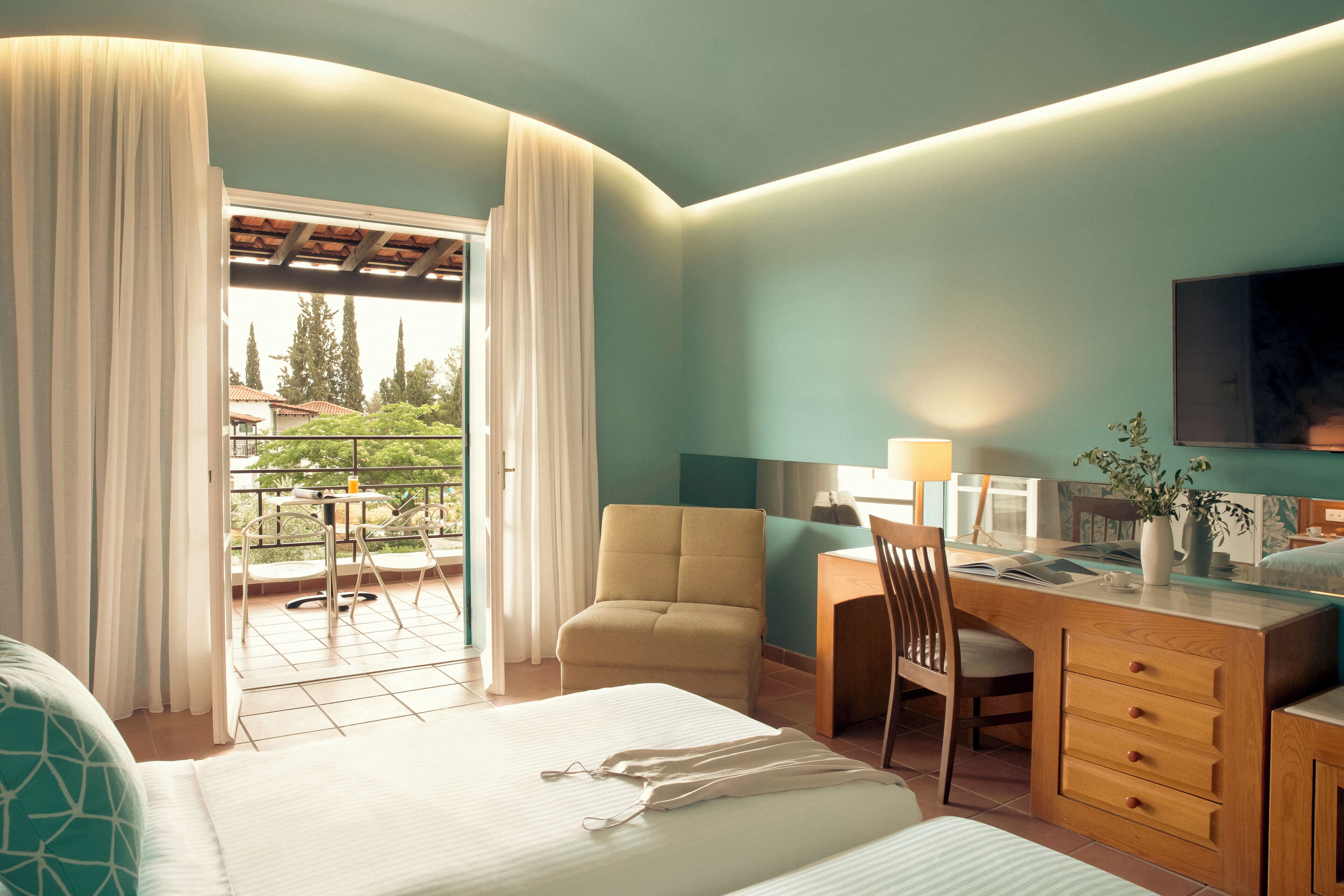 Family Suite Sea View | Hypo-allergenic bedding, in-room safe, desk, blackout drapes