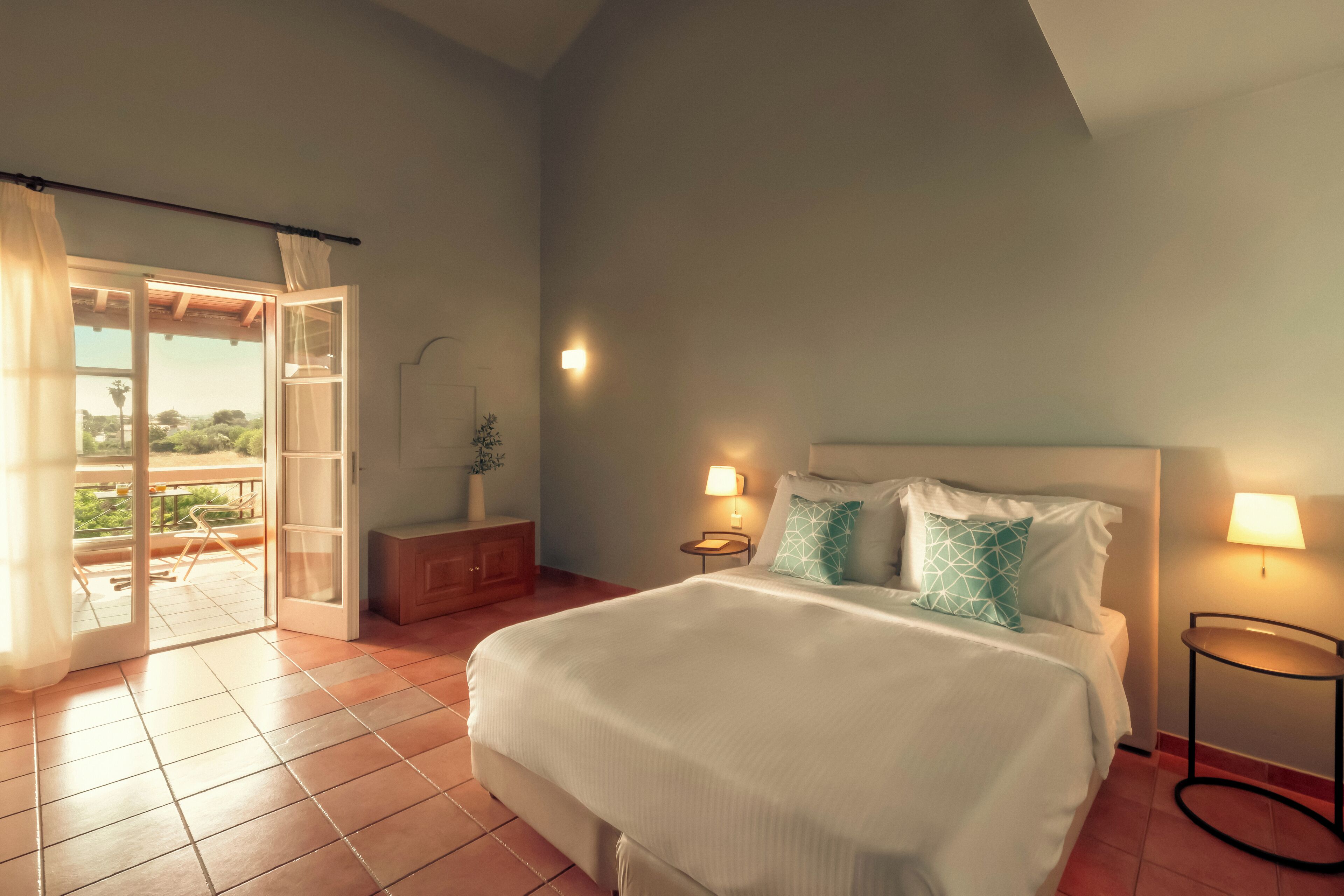 Estudio | Ropa de cama hipoalergénica y caja de seguridad en la habitación 