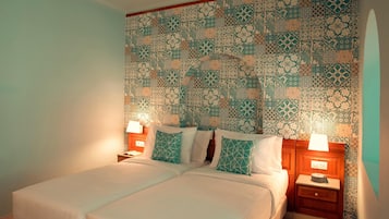 Bộ đồ giường kháng dị ứng, két bảo mật tại phòng, bàn, màn/rèm cản sáng