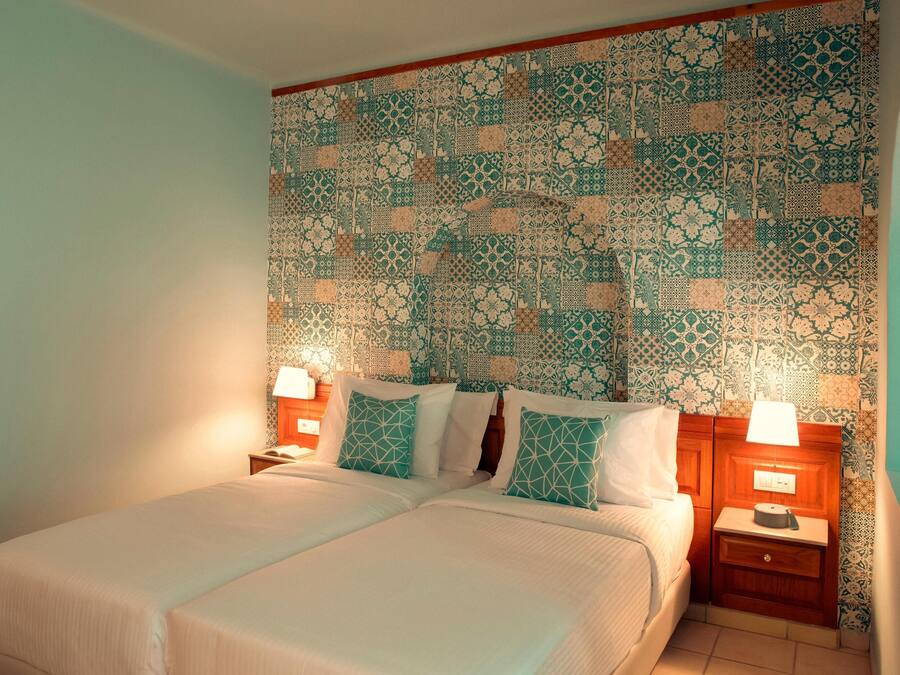 Hypo-allergenic bedding, in-room safe, desk, blackout drapes