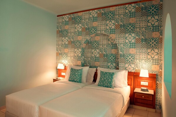 Hypo-allergenic bedding, in-room safe, desk, blackout curtains