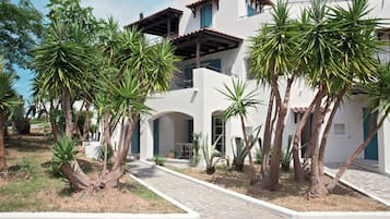 Family Bungalow Suite Garden View | Hypo-allergenic bedding, in-room safe, desk, blackout drapes