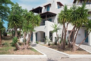 Family Bungalow Suite Garden View | Allergitestet sengetøy, safe på rommet, skrivebord og blendingsgardiner