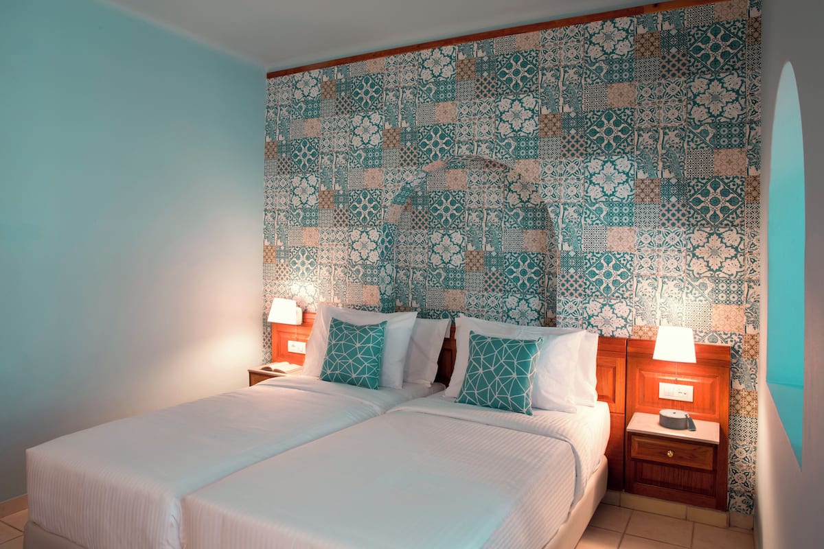 Hypo-allergenic bedding, in-room safe, desk, blackout curtains