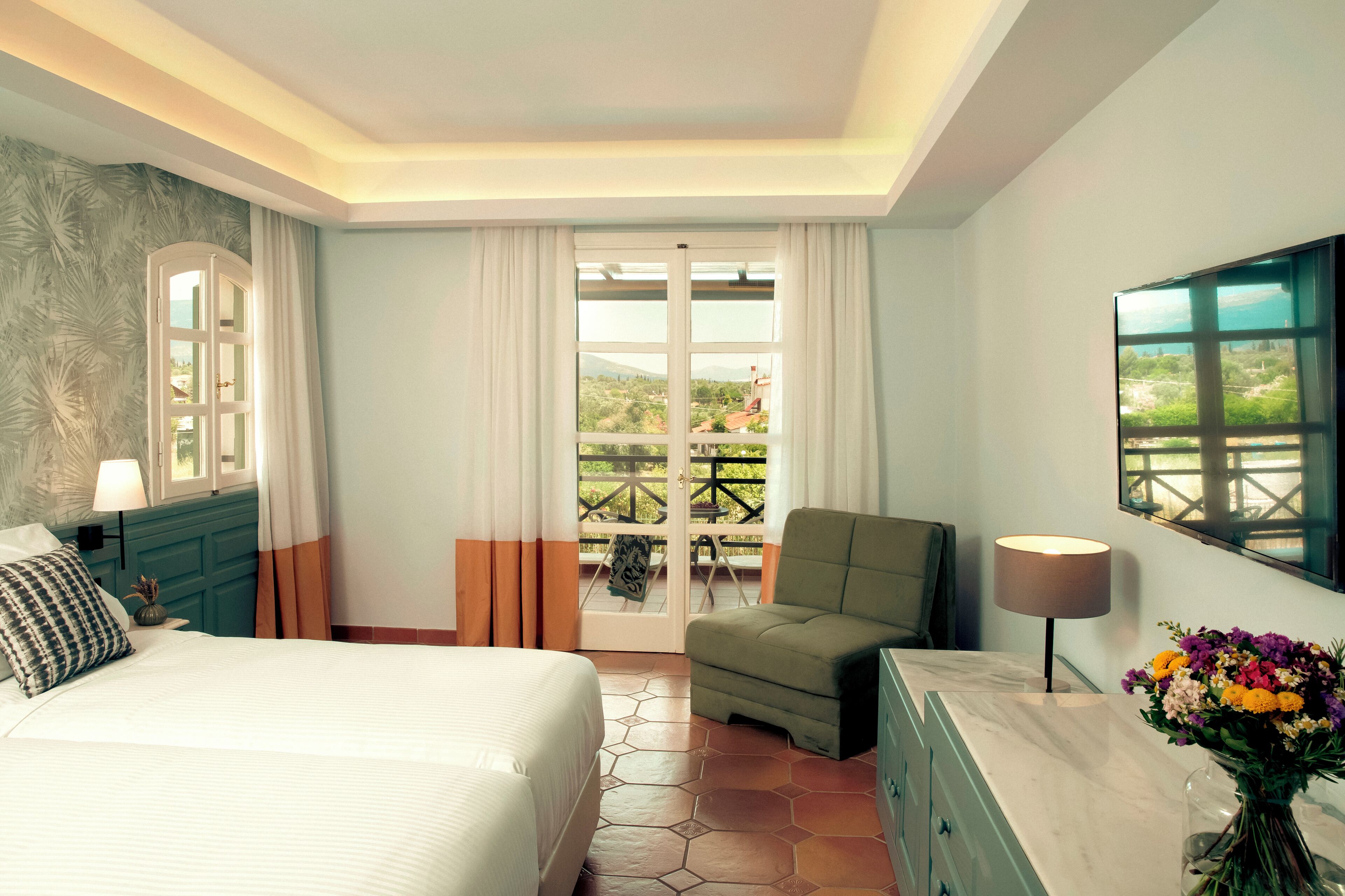 Serenity Sea View room | Allergiatestatut vuodevaatteet, tallelokero huoneessa, työpöytä