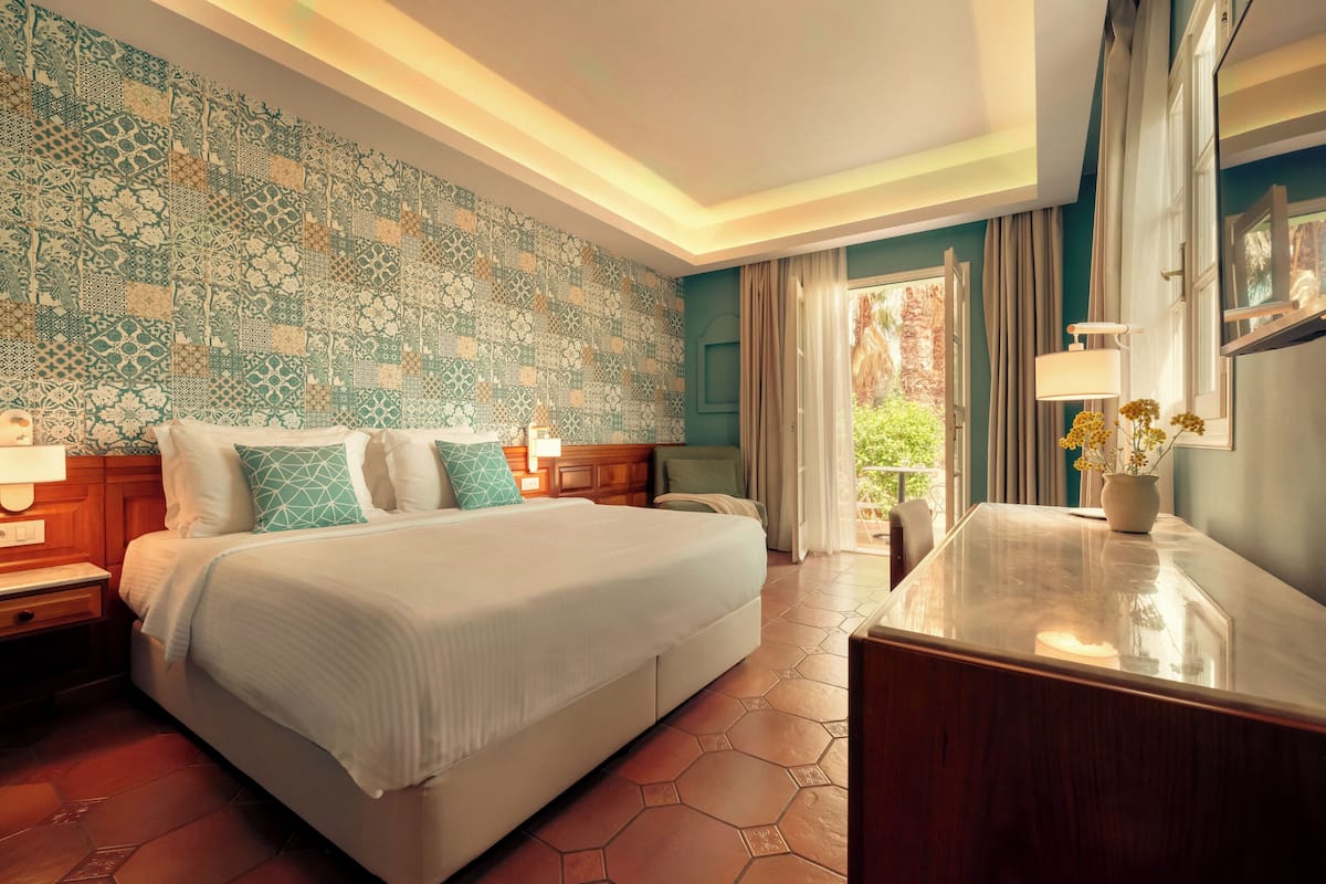 Dobbelt- eller tomannsrom – standard | Allergitestet sengetøy, safe på rommet, skrivebord og blendingsgardiner