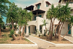 Ropa de cama hipoalergénica y caja de seguridad en la habitación